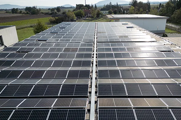 Ponez-Sonnenpanelen-auf-dem-Dach